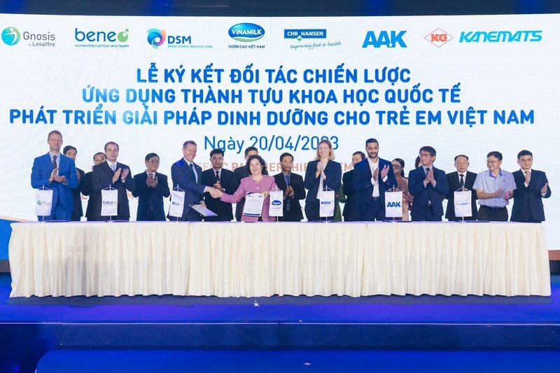 Ngay trước thềm ĐHĐCĐ, Vinamilk đã kí kết thành công hợp tác chiến lược với 6 tập đoàn dinh dưỡng hàng đầu thế giới để phát triển các sản phẩm sữa bột trẻ em