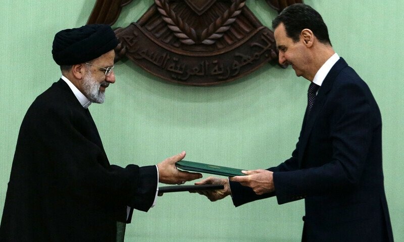 Tổng thống Iran và Syria trao đổi văn kiện sau khi ký biên bản ghi nhớ về “hợp tác chiến lược lâu dài” tại Damascus vào ngày 3/5/2023
