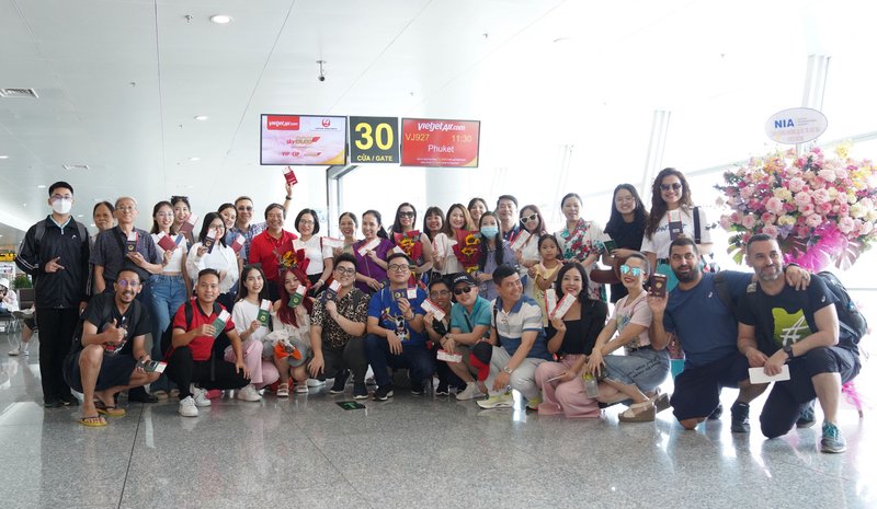 Hành khách hào hứng với chuyến bay đầu tiên kết hối Hà Nội - Phuket