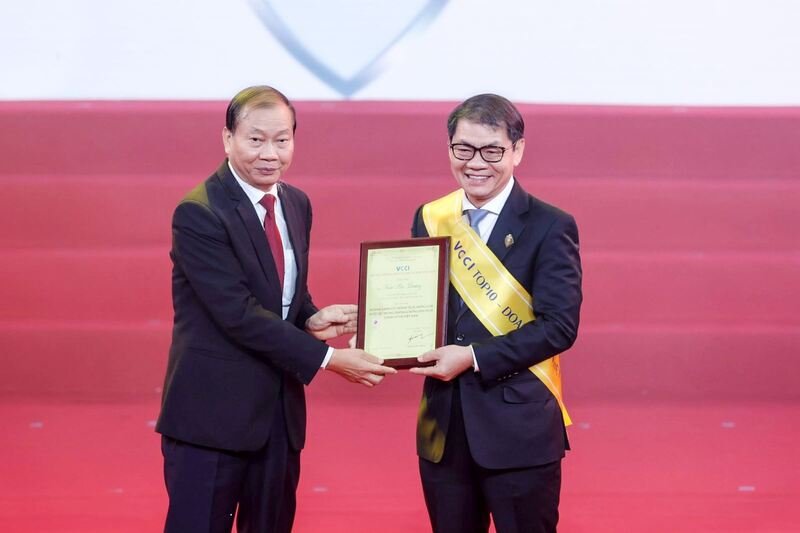 Ông Hoàng Quang Phòng, Phó chủ tịch VCCI trao tặng danh hiệu tôn vinh 6 doanh nhân có thành tích xuất sắc trong công tác phòng chống dịch tại Việt Nam.