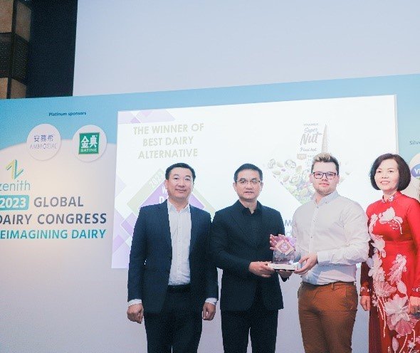 Đại diện Ban tổ chức Giải thưởng The World Dairy Innovation Awards 2023 chúc mừng Vinamilk với giải thưởng dành cho sản phẩm Super Nut từ 9 loại hạt