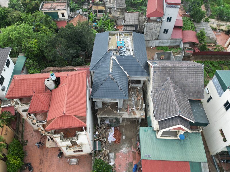 Dù gia đình ông Hùng có đơn kiến nghị về việc gia đình hàng xóm (màu xanh) xây lấn sang phần đất của gia đình mình từ ngày 16/3, thế nhưng đến ngày 13/4 công trình mới được UBND huyện Đông Anh cấp phép xây dựng. Đến nay công trình bước vào giai đoạn hoàn thiện