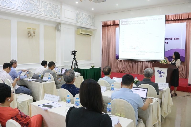 Nhóm nghiên cứu trình bày tại hội nghị