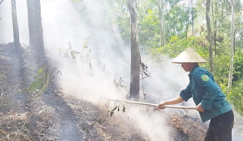 Xử lý tàn tro tiềm ẩn nguy cơ cao đám cháy bùng phát trở lại.