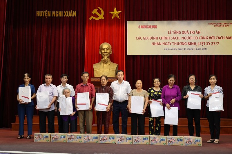Ông Nguyễn Văn Hiếu và ông Bùi Quang Thái trao quà tri ân.