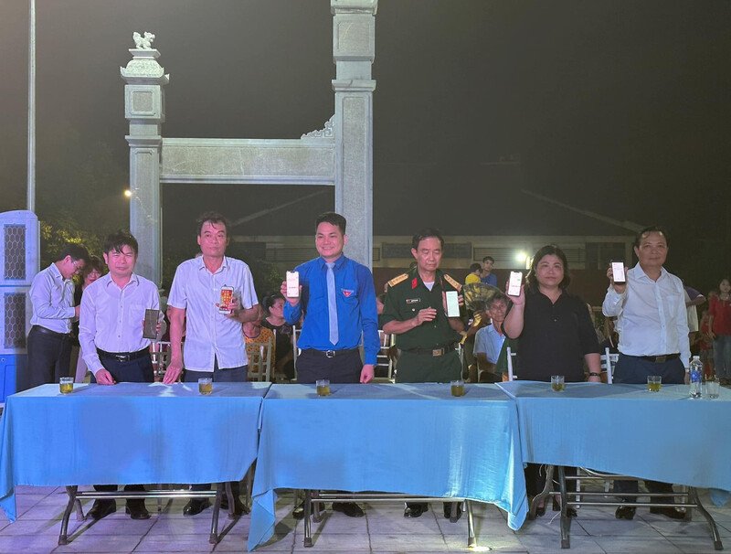 các đại biểu cùng toàn thể đoàn viên, thanh niên đã tham gia nhắn tin “Tri ân liệt sĩ”