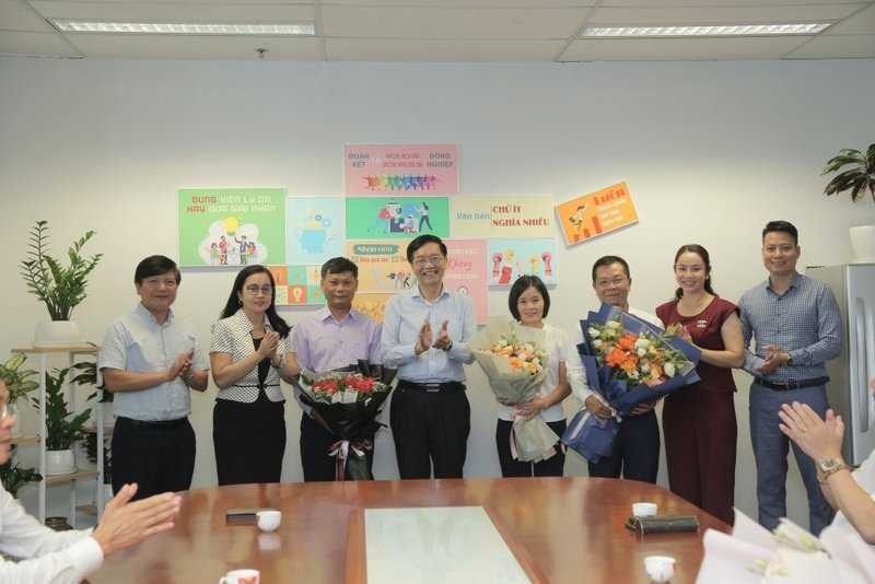 Lãnh đạo Ban TT&VHDN chào mừng các cán bộ nhận nhiệm vụ mới