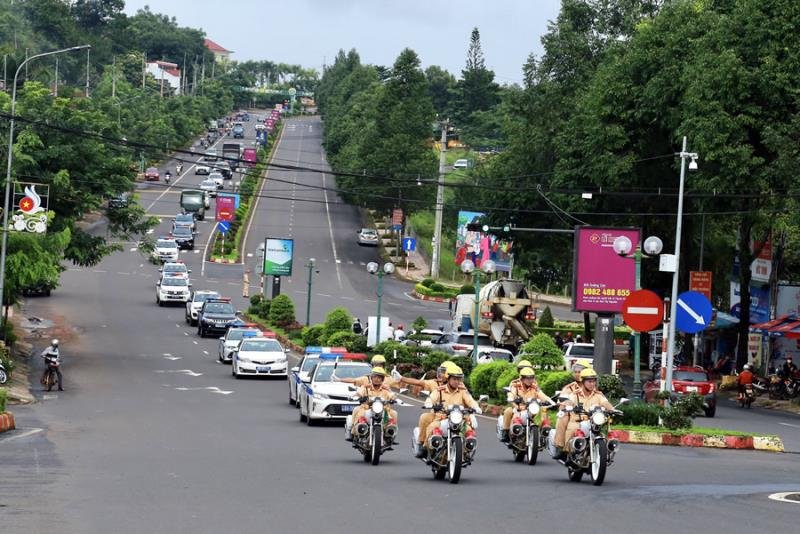 Ngay sau buổi lễ, lực lượng Công an và các ngành chức năng đã tiến hành diều hành qua một số tuyến đường trên địa bàn thành phố Gia Nghĩa nhằm tuyên truyền về đợt ra quân.