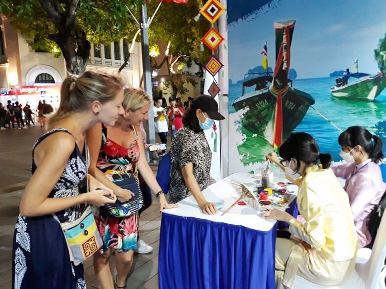 Festival Thu Hà Nội năm 2023 giúp các doanh nghiệp du lịch tiếp cận, giới thiệu các sản phẩm du lịch đến với du khách. (Ảnh minh họa)