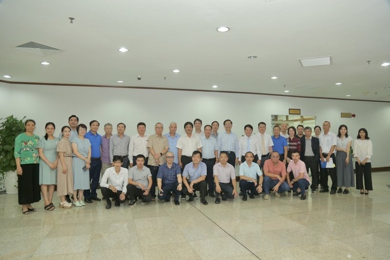 Các đại biểu chụp ảnh lưu niệm cùng tập thể cán bộ, phóng viên, biên tập viên của Tạp chí