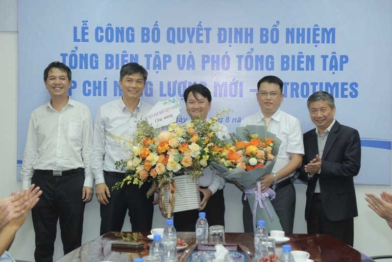 Lãnh đạo Viện Dầu khí Việt Nam chúc mừng các đồng chí được bổ nhiệm