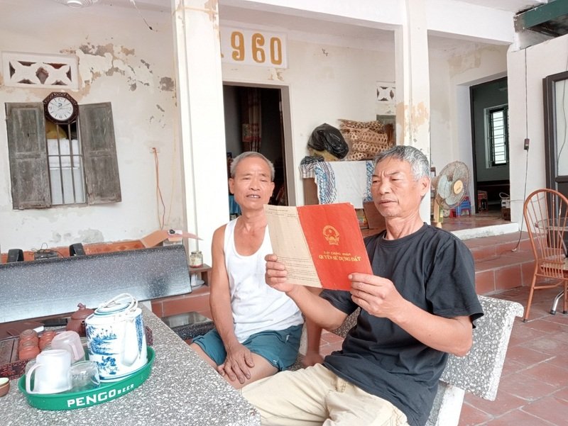 Ông Trần Văn Châm (áo trắng) và ông Nguyễn Văn Bắc (áo đen) khẳng định chỉ cho Công ty CP Trần Sơn thuê đất làm nhà máy gạch tuynel và không đồng ý khi công ty biến thành dự án nhà ở.