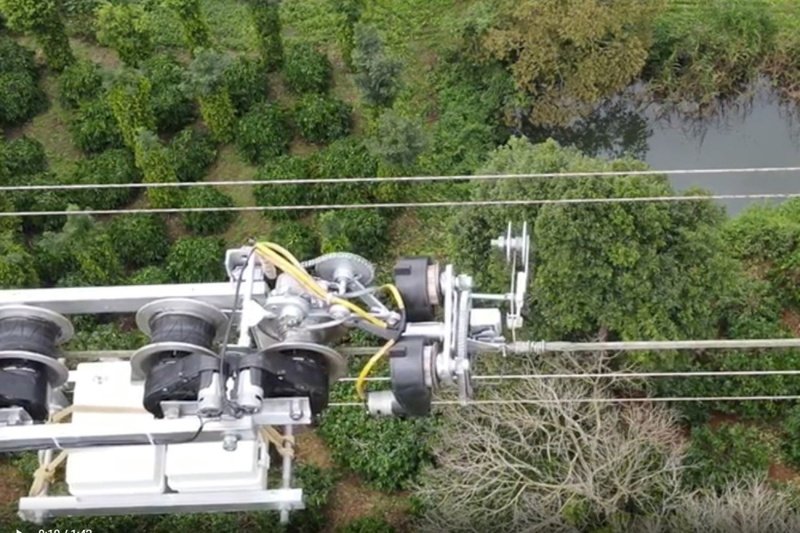 Robot quấn tưa dây chống sét do anh Đinh Văn Thảo sáng chế.