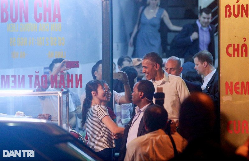 Ông Obama thưởng thức bún chả ở Hà Nội (Ảnh: Tiến Tuấn).