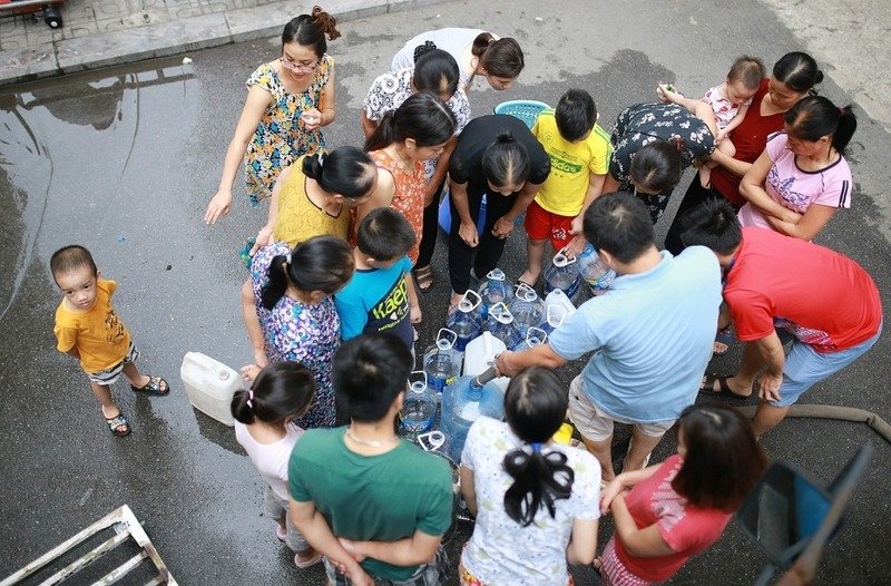 Cảnh 'xin nước' xảy ra phổ biến ở các thành phố lớn.