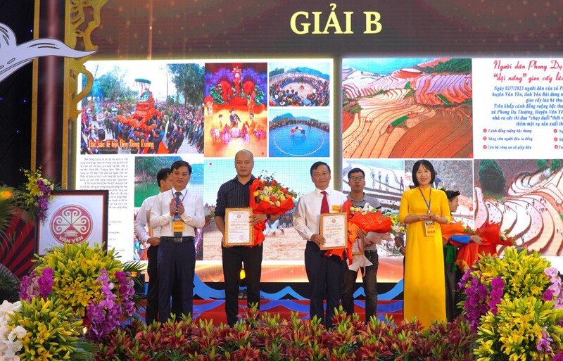 Ban Tổ chức lễ hội trao giải cho cá nhân, tập thể đạt giải sáng tác ảnh về Văn Yên.