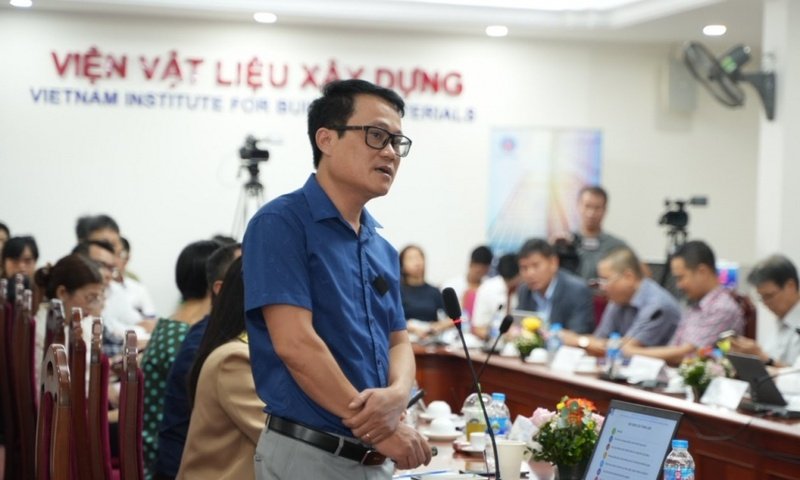 Ông Tạ Đắc Quý - Trung tâm Kiểm định Vật liệu xây dựng - Viện Vật liệu xây dựng trình bày tham luận “Vật liệu cách nhiệt - Xu hướng sử dụng cho công trình xanh an toàn, bền vững; Thiết bị và phương pháp xác định các chỉ tiêu liên quan”.