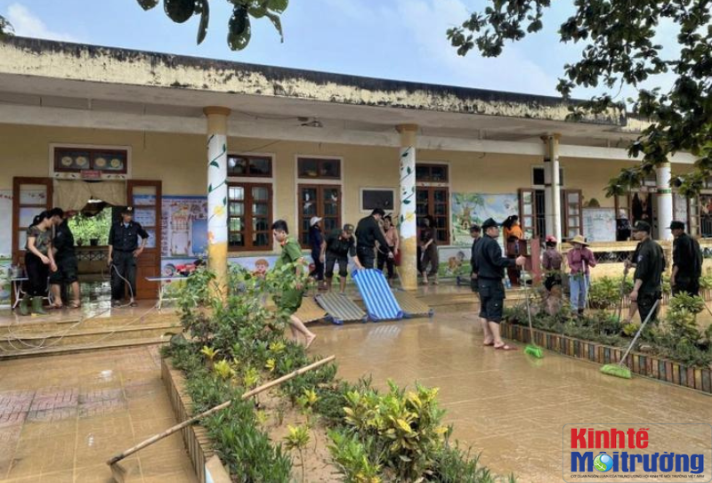 Lực lượng công an giúp trường học dọn dẹp bùn đất và lau dọn dụng cụ.