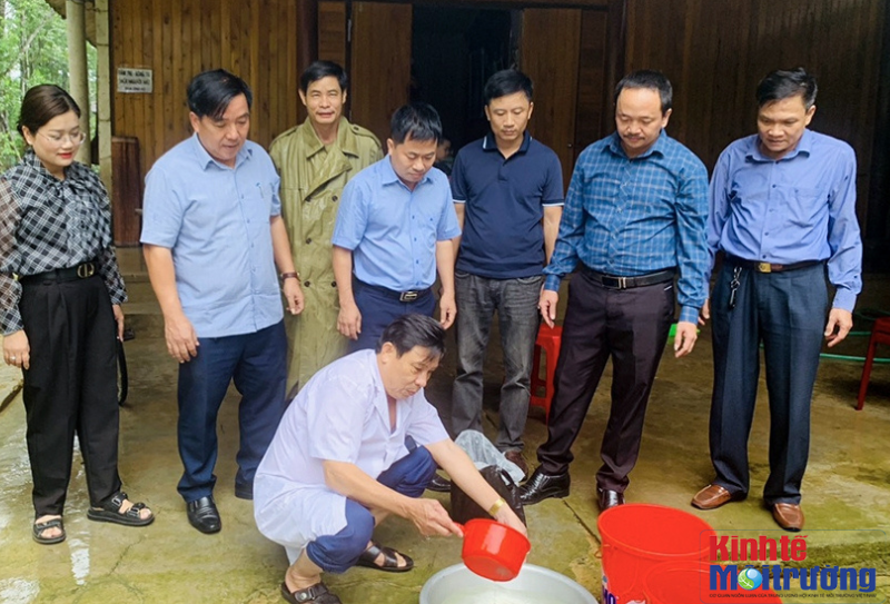 Cán bộ CDC Hà Tĩnh hướng dẫn sử dụng chế phẩm vệ sinh môi trường.