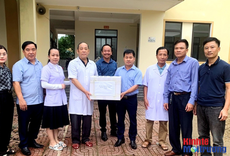 Lãnh đạo CDC Hà Tĩnh và Trung tâm y tế huyện Hương Khê trao chế phẩm vệ sinh môi trường cho trạm y tế xã Hương Trạch.