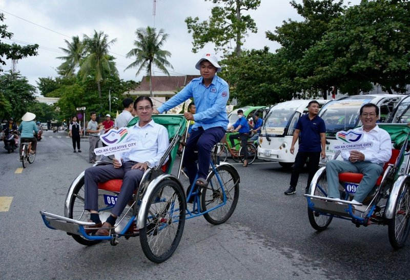 Diễu hành bằng xích lô, nét du lịch đặc sắc khi đến với TP Hội An.