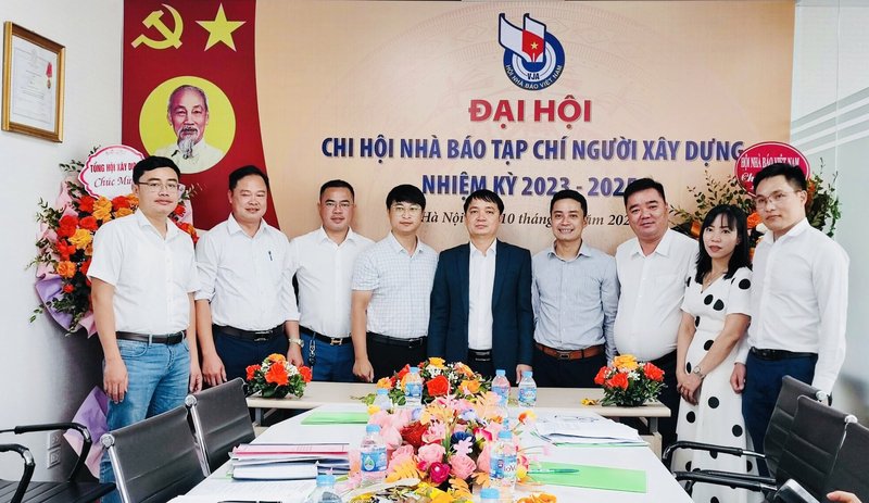 Ban Thư ký Chi hội nhiệm kỳ 2023 - 2025 cùng các nhân sự được giới thiệu chụp ảnh lưu niệm cùng đại diện Ban Công tác Hội Hội Nhà báo Việt Nam.