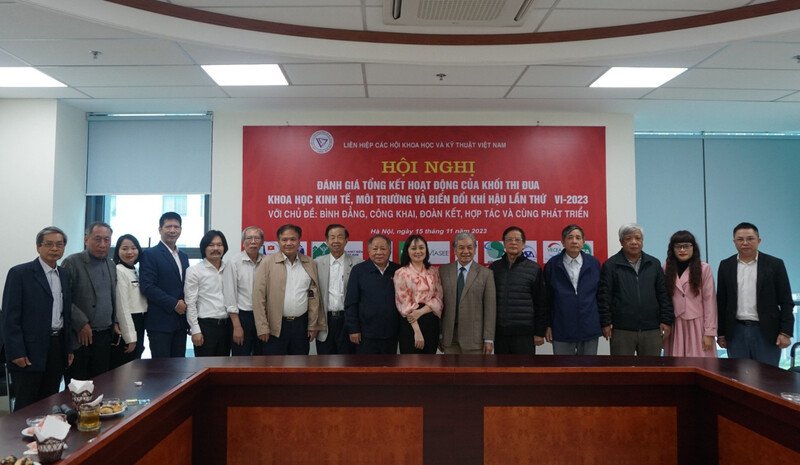 Các đại biểu tham dự hội nghị chụp ảnh lưu niệm.