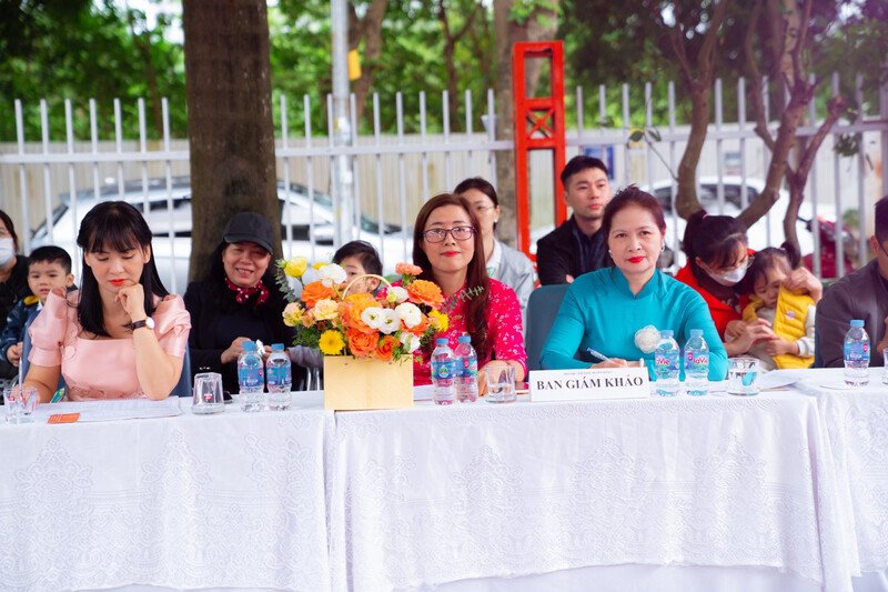 20-1700443956-giao-vien-tai-nang-duyen-dang-13