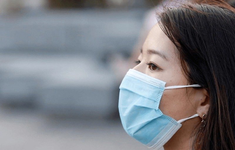 Đeo khẩu trang mỗi khi ra đường giúp chúng ta ngăn ngừa bụi mịn.