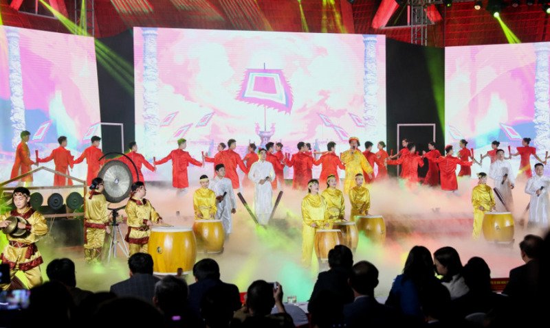 Tiết mục đặc sắc trong chương trình nghệ thuật “Sắc màu hội tụ và tỏa sáng”.
