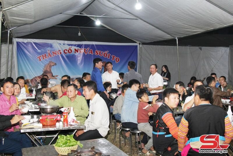Đông đảo nhân dân, du khách thưởng thức món thắng cố ngựa Suối Tọ