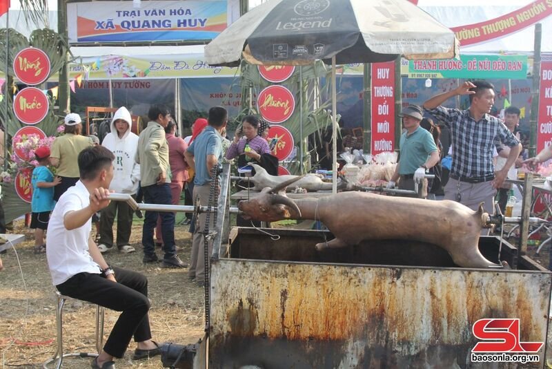 Chế biến món dê quay tại gian ẩm thực xã Huy Thượng.