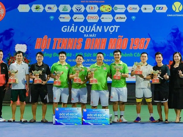 Các vận động viên đạt thành tích vô địch, đạt giải nhì và đồng giải ba chụp ảnh kỉ niệm