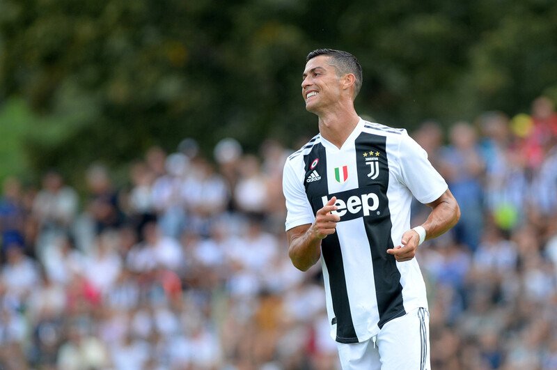 76-1701765556-ronaldo-tai-juve