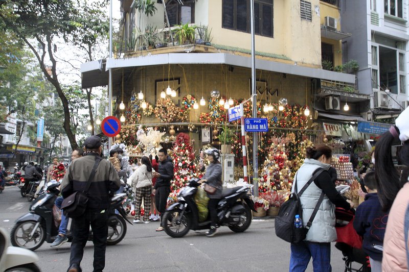 Cảnh sắc thêm phần lung linh hơn tại phố Hàng Mã, quận Hoàn kiếm, TP.Hà Nội.