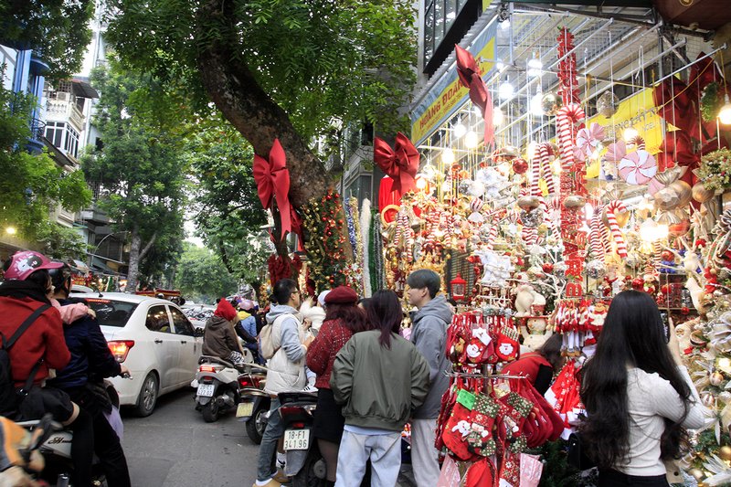 Gian hàng thu hút sự chú ý của nhiều bạn trẻ cũng như khách du lịch.