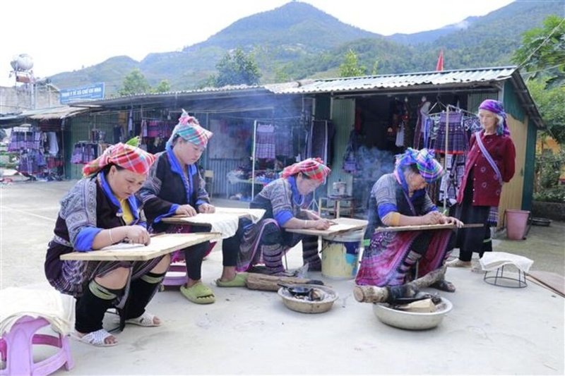Nghệ thuật dùng sáp ong tạo hoa văn trên vải của người Mông (ảnh: Yenbai.vn)