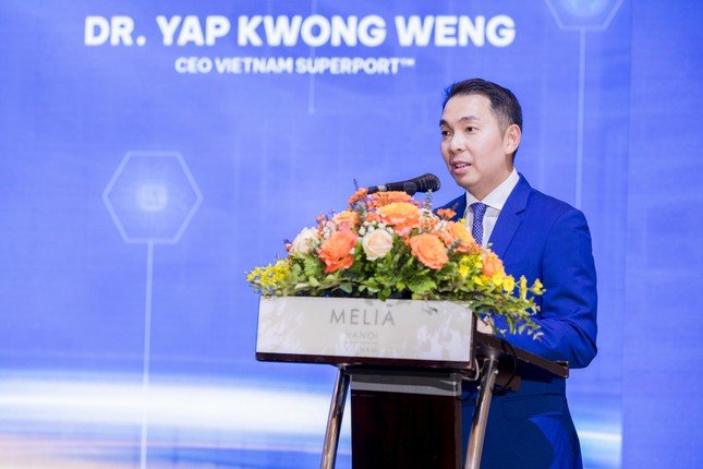 Tiến sĩ Yap Kwong Weng, CEO Việt Nam SuperPortTM phát biểu tại lễ ký kết.
