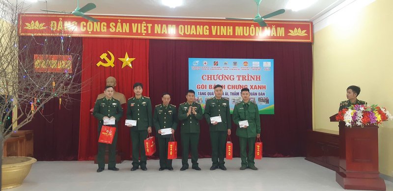 Nhân dịp này Đồn Biên phòng Lạch Kèn cũng đã tặng quà cho các cán bộ, chiến sĩ có hoàn cảnh khó khăn