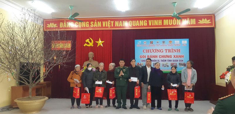 Trung tá Đoàn Đức Long, Đồn trưởng Đồn Biên phòng Lạch Kèn tặng quà cho người dân
