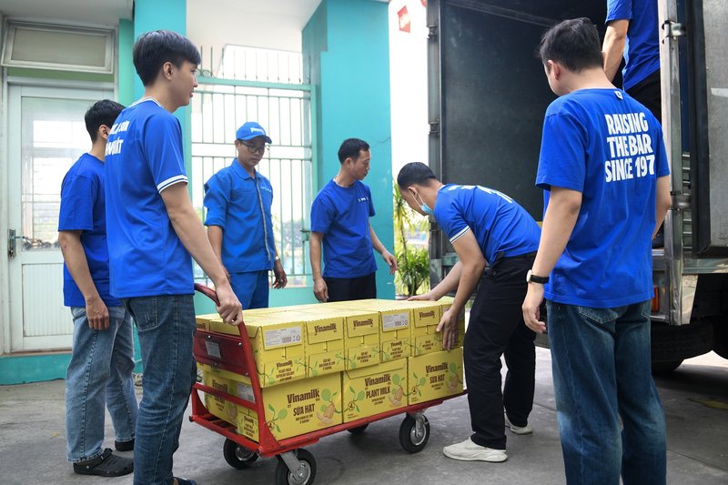 Hàng nghìn phần quà là những hộp sữa thơm ngon đã được trao đến với các em nhỏ tại TP.HCM, Ðiện Biên, Hà Nội, Phú Thọ, Hải Phòng, Thái Bình, Thanh Hóa, Nghệ An, Quảng Bình, Huế, Ðà Nẵng, Bình Ðịnh, Gia Lai, Khánh Hòa, Lâm Ðồng, Bến Tre, Cà Mau trong những ngày cận Tết. 