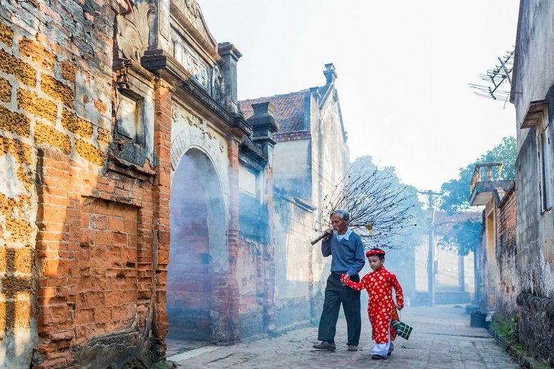 Sự mâu thuẫn trong quan điểm về Tết của các thế hệ đã từng là một chủ đề nóng. Vài năm trở lại đây, giới trẻ đã tiếp nhận nét văn hoá này theo cách khác, vẫn giữ nguyên giá trị cốt lõi.
