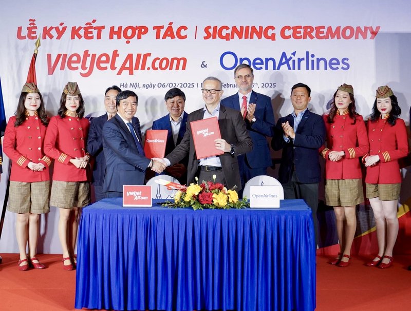 Phó Tổng giám đốc Vietjet Nguyễn Đức Thịnh (trái) và CEO OpenAirlines Alexandre Feray (phải) ký kết thoả thuận chiến lược triển khai ứng dụng SkyBreathe® tối ưu nhiên liệu bay, giảm xả thải CO2