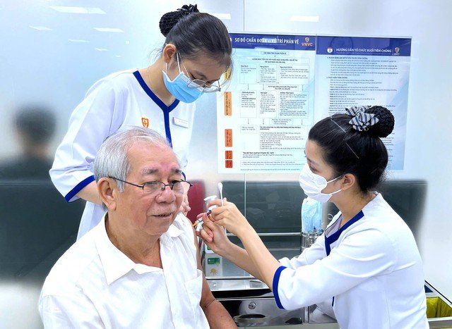  Tiêm vaccine cúm là biện pháp hiệu quả phòng bệnh, đặc biệt ở nhóm người có bệnh mạn tính, người cao tuổi - Ảnh: VGP/HM