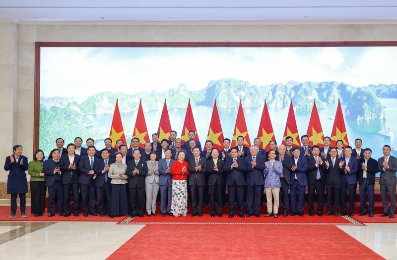 Thủ tướng Chính phủ, các đại biểu và đại diện các tập đoàn, doanh nghiệp chụp ảnh lưu niệm