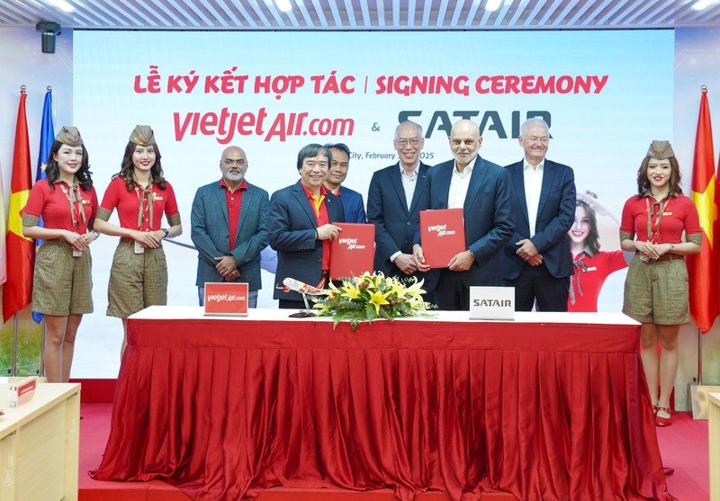 Phó Tổng giám đốc Vietjet Nguyễn Đức Thịnh (trái) và Giám đốc Thương mại của Satair, ông Paul Lochab (phải) đại diện hai bên ký kết thoả thuận thỏa thuận dài hạn sử dụng Dịch vụ vật tư tích hợp (Integrated Material Services - IMS) cho đội bay Airbus của Vietjet