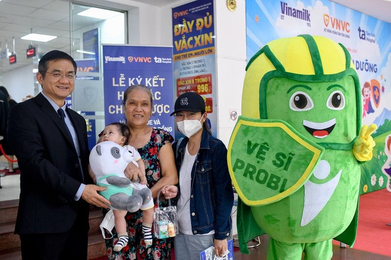Vinamilk hợp tác cùng bệnh viện, trung tâm tiêm chủng thực hiện các chương trình chăm sóc sức khỏe cộng đồng, tặng sản phẩm dinh dưỡng cho người đến khám bệnh, tiêm ngừa 