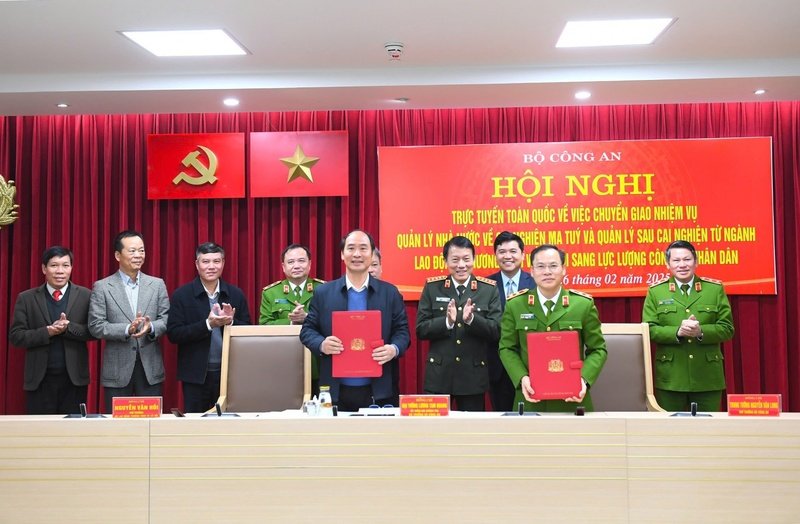 Các đại biểu thực hiện việc ký chuyển giao.