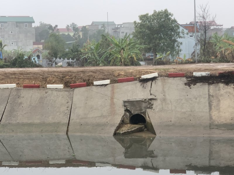 Bê tông bờ kè tại đoạn kênh bị gãy vỡ