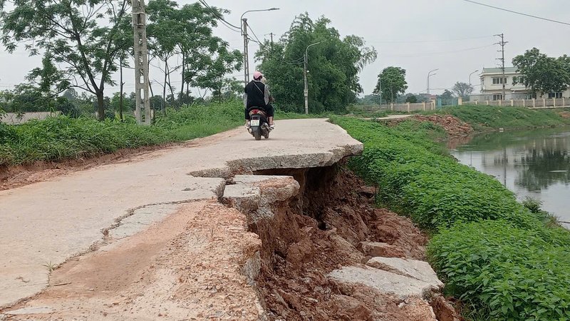 Hình ảnh con đường bị sạt lở vào tháng 5/2024